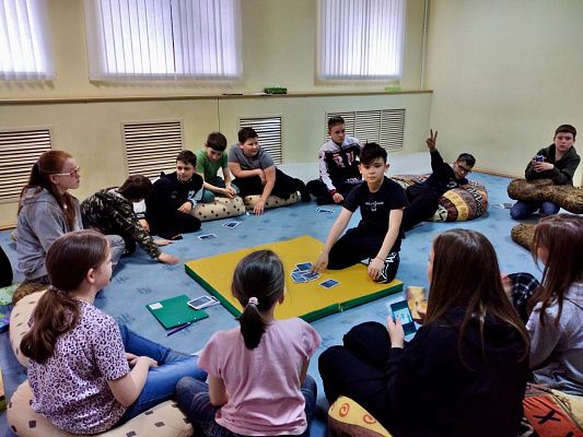подростки встретились, чтобы поделиться своими историями на психологической игре «Фактум»